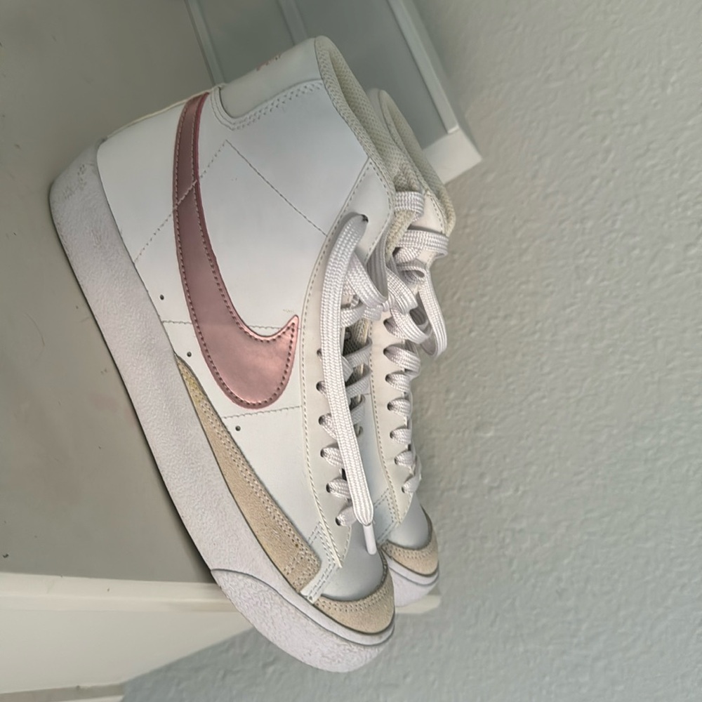 Nike Blazer High-top Mid 77 pink swoosh